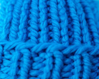Örülmüş doku. Yünden örgü numunesi. Yılın renginde. Tasarım için güzel mavi arkaplan.