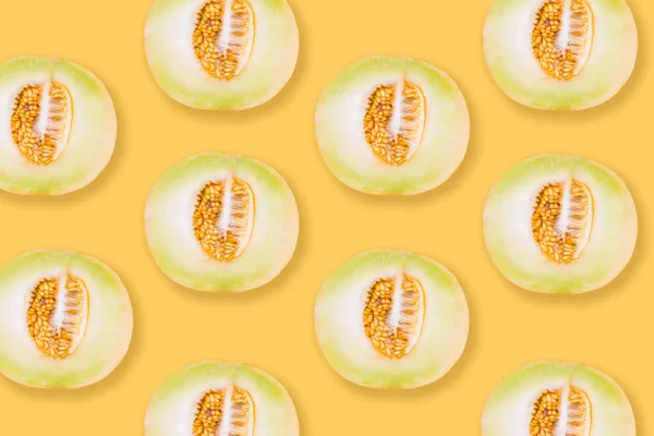 Melonmönster. Melon slises på ljusgul bakgrund. Sommarkoncept. Högst upp. Platt äggläggning — Stockfoto