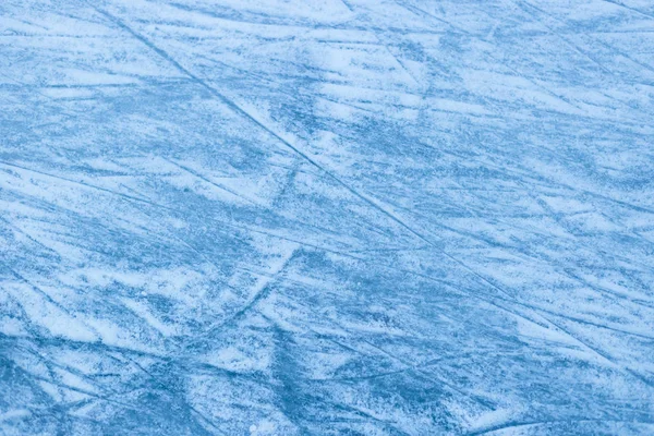 Texture abstraite de glace. Nature fond bleu. Traces de lames de patins sur glace — Photo