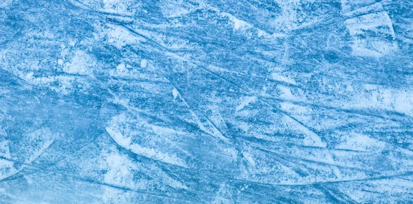 抽象的な氷の質感。自然の青の背景。氷の上のスケートのブレードの痕跡 — ストック写真