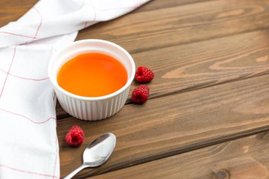 Böğürtlen reçeli, ahşap arka planda taze böğürtlen, yiyecek konsepti. Beyaz tabak ve tatlı.