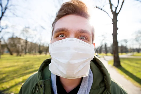 Coronavirus 'tan korumak için tıbbi maskeli bir adam. Corona virüsü salgını. Hava kirliliği, zatürree salgını veya salgın hastalık kavramı