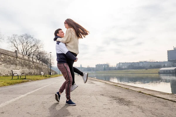 Zbliżenie Szczęśliwego Chłopaka Trzymającego Ukochaną Dziewczynę Ramionach Cute Para Młodych — Zdjęcie stockowe