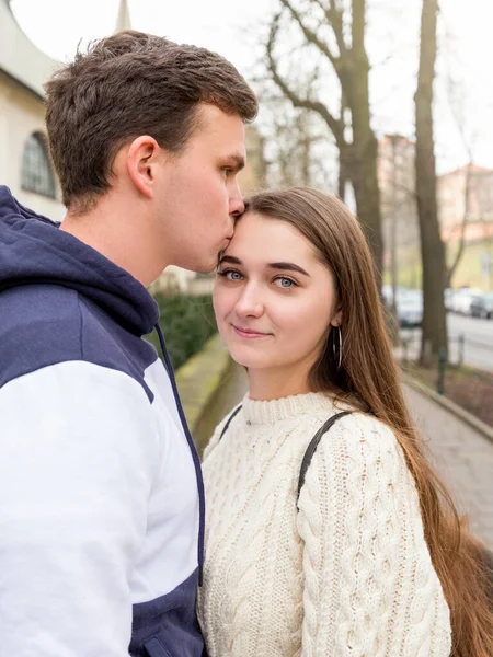 Mladý Pár Zamilovaný Venku Roztomilý Pár Mladých Lidí Chodí Jarní — Stock fotografie