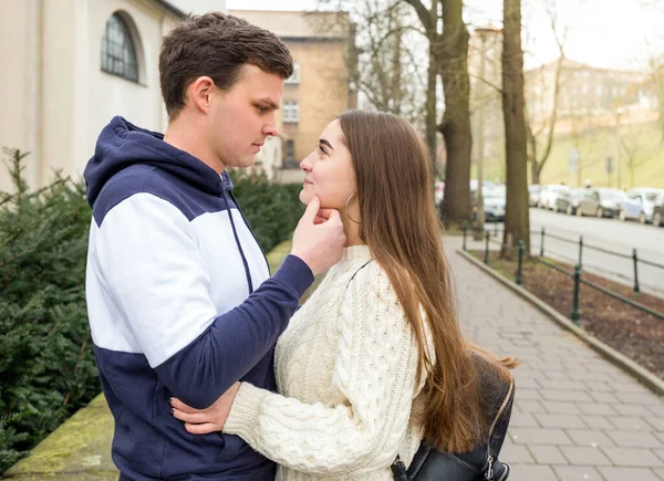 Mladý Pár Zamilovaný Venku Roztomilý Pár Mladých Lidí Chodí Jarní — Stock fotografie