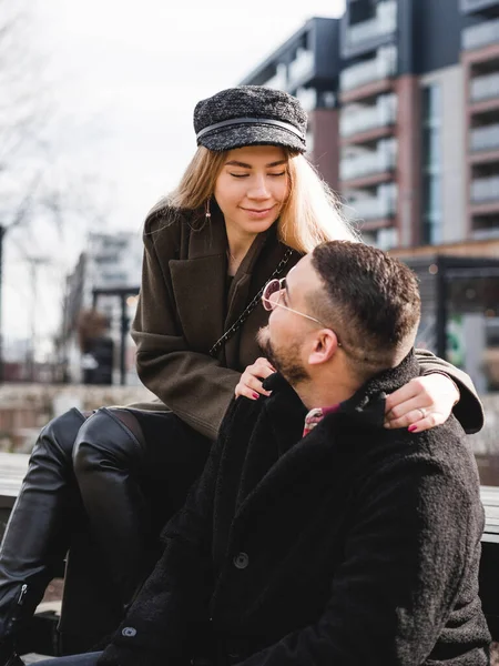 Coppia Amorevole All Aperto Una Bella Coppia Hipster Passeggia Nel — Foto Stock