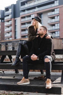 Sevgi dolu çift dışarıda dinleniyor. Hoş bir çift hippi bahar parkında yürüyor. Güneşli güzel bir gün. Bahar akşamında şehrin caddesinde yürürken. Ev satın alma kavramı