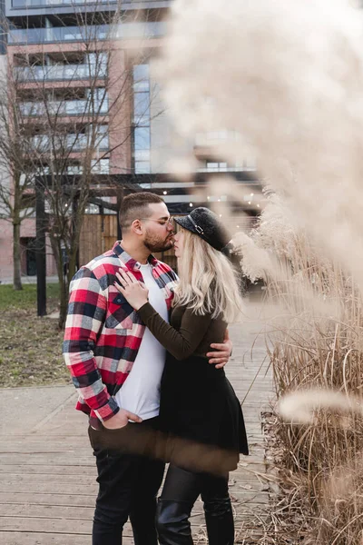 Coppia Amorevole Baciare All Aperto Una Bella Coppia Hipster Passeggia — Foto Stock