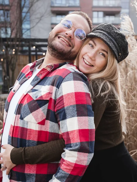 Casal Amoroso Sorrindo Livre Bonito Casal Hipsters Está Andando Parque — Fotografia de Stock