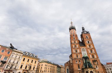 Krakow 'un ana meydanındaki St. Mary Bazilikası. Polonya 'nın tarihi merkezi, antik mimarisi olan bir şehir..