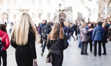 Arka plan bulanık. Bulanık insanlar bir şehirde sokak. Tonda fotoğraf.