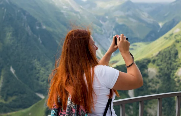 Joyeux Gingembre Belle Femme Avec Caméra Hipster Fille Mode — Photo