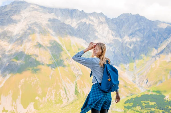 幸せな女性の山のピークの背景に手を上げて立っている エコツーリズム 旅行のコンセプトと美しい場所の発見 — ストック写真