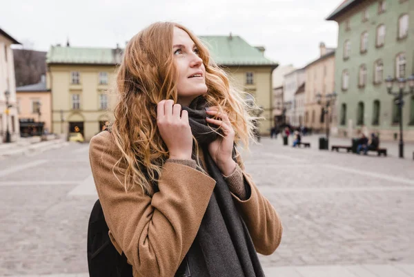 Kaunis Nuori Nainen Kävelee Kadulla Kevään Muoti Naisten Käsite Kaunis — kuvapankkivalokuva