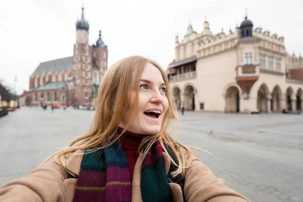 Tyylikäs Blondi Nainen Turisti Tekee Selfie Valokuva Edessä Kuuluisan Mary — kuvapankkivalokuva