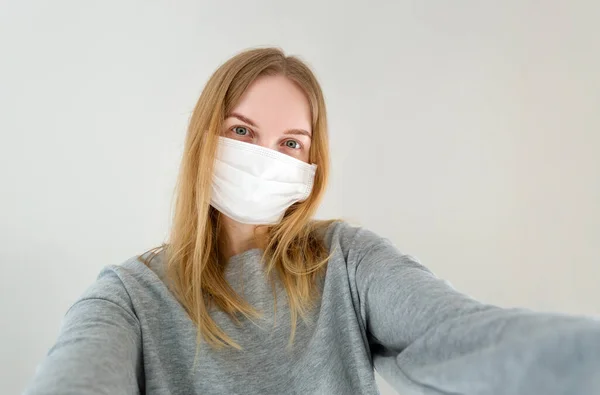 Mujer con máscara para protegerse del virus. El concepto de la epidemia del coronavirus. Detener el virus y la pandemia del virus Corona. Retrato de cerca de una mujer bonita tomando selfie —  Fotos de Stock
