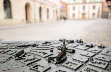 Krakow, Polonya - 19 Mart 2020 Krakow Eski Şehir Bölgesi Modeli. Eski şehrin şemasının bronz haritası