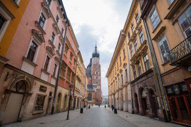 Krakow, Polonya - 19 Mart 2020 St. Mary Bazilikası Krakow 'un ana meydanında. Polonya 'nın tarihi merkezi, antik mimarisi olan eski bir kasaba.
