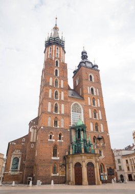Krakow 'un ana meydanındaki St. Mary Bazilikası. Polonya 'nın tarihi merkezi, antik mimarisi olan bir şehir..