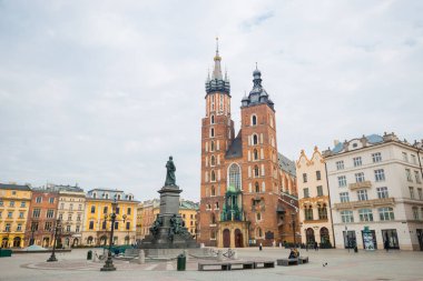 Krakow, Polonya - 19 Mart 2020 St. Mary Bazilikası Krakow 'un ana meydanında. Polonya 'nın tarihi merkezi, antik mimarisi olan eski bir kasaba. Şehirde karantina.