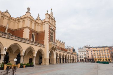 Krakow, Polonya - 19 Mart 2020 Krakow Ana Meydanı. Polonya 'nın tarihi merkezi, antik mimarisi olan eski bir kasaba. Şehirde karantina