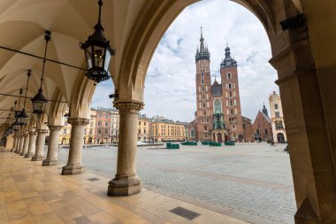 Krakow 'un ana meydanındaki St. Mary Bazilikası. Polonya 'nın tarihi merkezi, antik mimarisi olan bir şehir..
