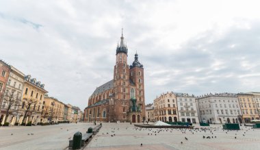 Krakow, Polonya - 19 Mart 2020 St. Mary Bazilikası Krakow 'un ana meydanında. Polonya 'nın tarihi merkezi, antik mimarisi olan eski bir kasaba. Şehirde karantina.