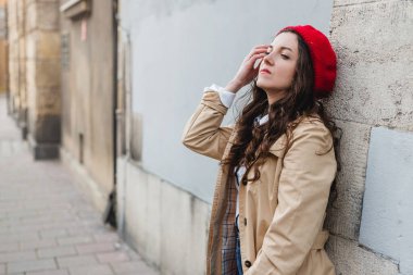 Şehir sokağındaki güzel genç kadın. Dışarıda gezen mutlu turist kız. Eski şehirde poz veren güzel esmer bir kadının bahar moda portresi.