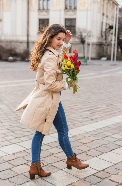 Şehir Sokağında Bahar Laleli Güzel Bir Kadın Çiçek Buketi Dışarıda — Stok fotoğraf