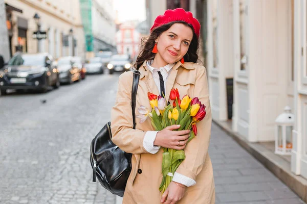 Krásná Mladá Žena Jarními Tulipány Kytice City Street Šťastná Holka — Stock fotografie