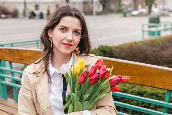 Hermosa Mujer Joven Con Tulipanes Primavera Ramo Flores Calle Ciudad — Foto de Stock