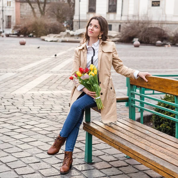 Hermosa Mujer Joven Con Tulipanes Primavera Ramo Flores Calle Ciudad — Foto de Stock