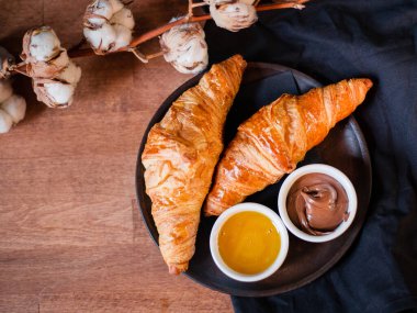 Ay çöreği, çikolata ve bal koyu bir arka planda..