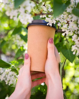 Kadınlar el ele kahve ya da çay tutarlar.