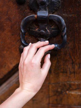 El ve paslı tokmak kahverengi ahşap kapıda