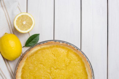 Beyaz arkaplanda limon dilimli tart, boşluğu kopyala.