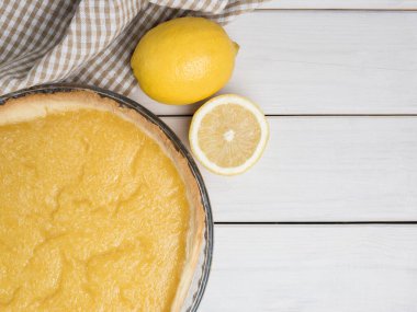 Beyaz arkaplanda limon dilimli tart, boşluğu kopyala.