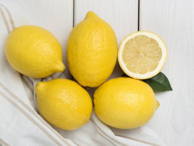 Tahta tahtada dilimlenmiş limonlar. Organik taze turunçgil meyveleri, üst görünüm, kopyalama alanı.