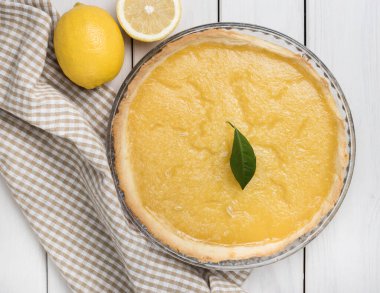 Beyaz arkaplanda limon dilimli tart, boşluğu kopyala.