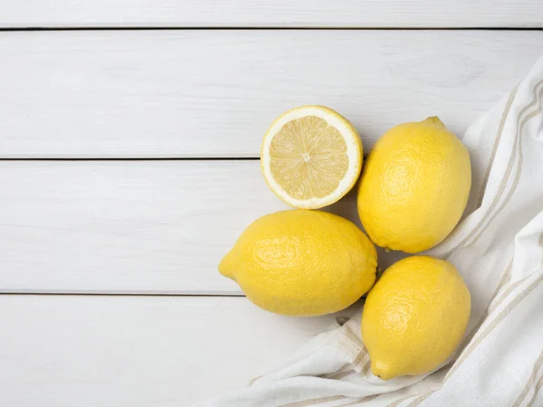 Limones Enteros Rodajas Sobre Tabla Madera Frutas Cítricas Frescas Ecológicas —  Fotos de Stock