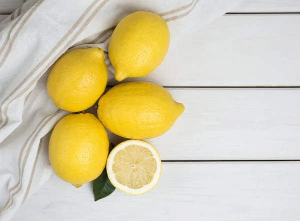 Limones Enteros Rodajas Sobre Tabla Madera Frutas Cítricas Frescas Ecológicas —  Fotos de Stock