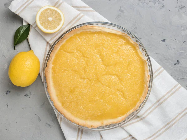 Limon dilimli tart taştan arkaplan üzerine yakın plan, boşluğu kopyala.