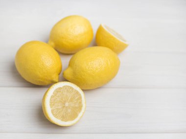 Tahta masada taze olgun limonlar. Kopyalama alanı olan üst görünüm