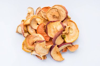 Beyaz arka planda kurumuş elma, üst manzara