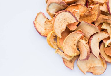 Beyaz arka planda kurumuş elma, üst manzara