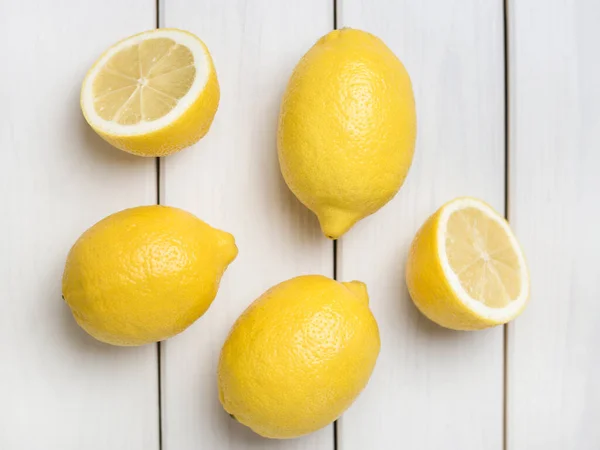 Limones Enteros Rodajas Sobre Tabla Madera Frutas Cítricas Frescas Ecológicas —  Fotos de Stock