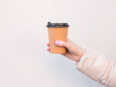 Elinde boş kahve fincanı tutan bir kadın. Şablon maketi