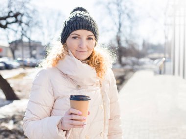 Elinde boş kahve fincanı tutan bir kadın. Şablon maketi
