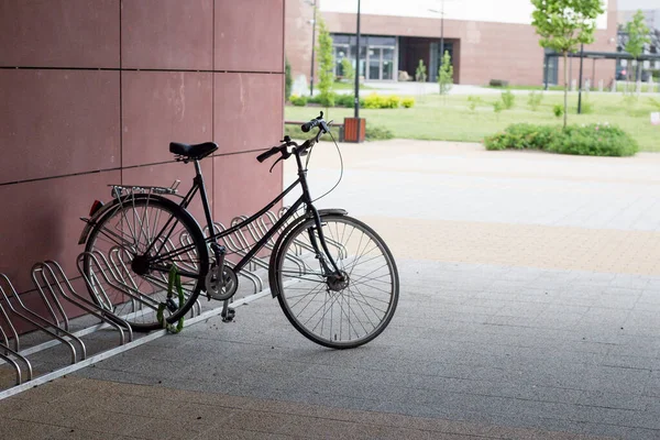 Bicicleta Cerrada Estacionamiento Bicicletas —  Fotos de Stock