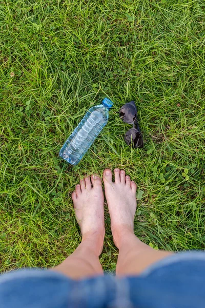 Пластикова Пляшка Чистою Водою Зеленій Траві — стокове фото
